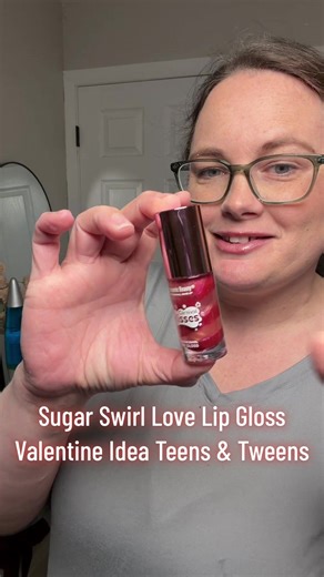 A sweet little Valentine surprise they’ll LOVE 💘💋 The RMT Sugar Swirl Lip Gloss is the perfect treat for teens and tweens—soft rose pink, subtle shimmer, and a glossy, moisturizing finish that feels fun without being over-the-top. A total win for Valentine’s baskets, bestie gifts, or self-love surprises. 🍬 Pretty pink shimmer 🍬 Moisturizing, comfy wear 🍬 Teen & tween–approved glam #ValentinesDayGifts #TeenValentine #TweenGiftIdeas #valentine #lipgloss