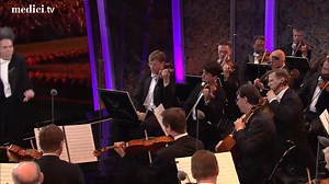 🍃🎵 Every year, Austria gets ready for one of the classical calendar’s highlights: the Vienna Philharmonic / Wiener Philharmoniker’s Summer Night Concert. This event brings the prestigious ensemble together in the gardens of Vienna’s world-famous Schönbrunn Palace. Watch the 2019 edition, where they played Dvořák's Symphony No. 9 in E Minor, Op. 95 "From the New World", conducted by Gustavo Dudamel! 🍃🎵 https://cutt.ly/7J9Wg9l | medici.tv