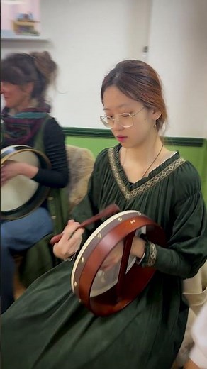 120 Beginner Bodhrán Players at the London Irish Centre 💚