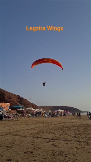 لحظة النزول على رمال البحر. plage legzira #morocco parapente