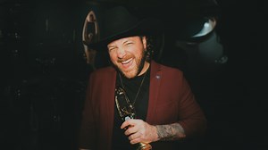 Matt Lang, sans contredit l’un des artistes country québécois les plus en vue à l’extérieur du Québec, a vu ses efforts récompensés au Premier Gala de l’ADISQ ! 🌟 Son album All Night Longer lui a valu ses deux premiers Félix en carrière : Album de l’année – Anglophone et Spectacle de l’année – Anglophone. Il jubilait lorsqu'il a croisé notre micro en salle de presse. | SOCAN Musique