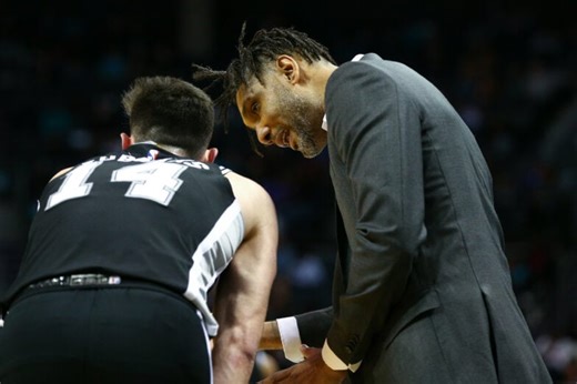 Tim Duncan makes head coaching debut in Spurs' win against Hornets