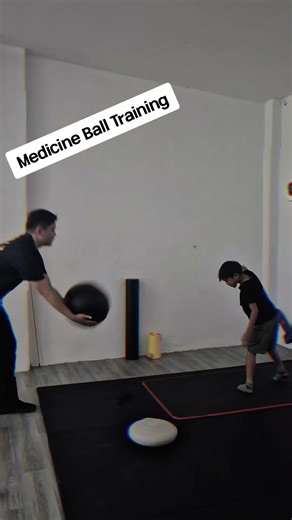 ການຝຶກຊ້ອມກັອຟເດັກນ້ອຍ - Junior Golf Training Medicine Ball Drill ⛳️ 💪