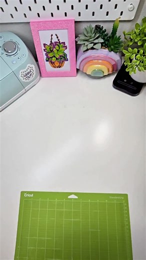 ✨ Looking for a quick beginner craft that makes a huge impact? This cardstock banner is it! Why you’ll love it: ✅ Zero Glue: No mess, no waiting for things to dry! ✅ Beginner Friendly: Just two colors of cardstock and some string. ✅ Super Fast: It comes together in minutes. The Pro Secret: When threading your banner, use a small piece of folded wire like a needle to pull your elastic string through the layers. 🧵 It makes the process so much smoother! Quick Tip: Make sure to sort your pieces bef