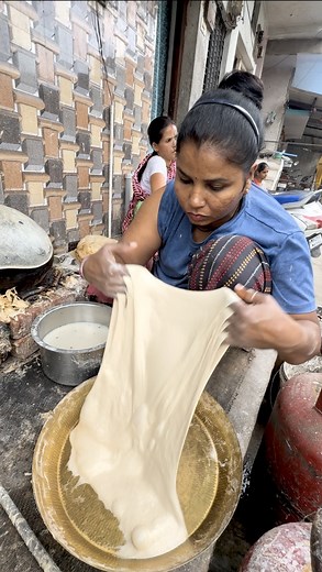 Hardworking lady selling traditional matka roti | Chaska Food Ka