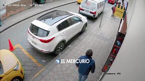 427K views · 2.1K reactions | #CUENCA |⚠️DENUNCIA CIUDADANA: Cámaras de seguridad captaron un nuevo modus operandi de robo: delincuentes engañan a conductores y pasajeros haciéndoles creer que una llanta está desinflada, para que bajen del vehículo y así robar las pertenencias que quedan en su interior. | Diario El Mercurio | Facebook