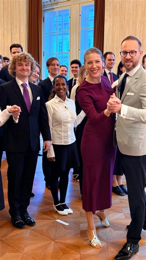 Die Proben für den Opernball 2026 sind in vollem Gange – unsere Debütantinnen und Debütanten sind fleißig am Trainieren. ✨💫 #opernball #choreografie #wienerstaatsoper | Tanzschule Santner