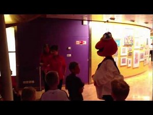 Dodo mit Kindern im Theatrium von AIDAdiva