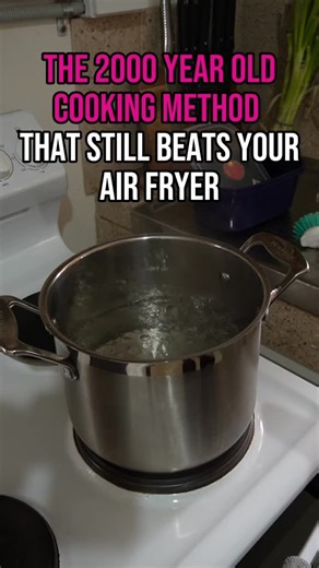 The 2,000-year-old cooking method that still beats your air fryer 🔥 Yep. The wok. Before apps, macros, or meal prep containers… people figured out the fastest, most flavour-dense way to cook nutrient-rich food. And it still wins. Why stir-frying slaps: • Fast AF • Minimal dishes • High protein • Veggies stay crunchy (not sad) • Tastes elite when eaten fresh No Sunday Tupperware marathons required. Prep (5–10 mins) 1️⃣ Pick 3–5 veggies → chop 2️⃣ Pick a protein (meat or plant-based) → slice 3️⃣ 