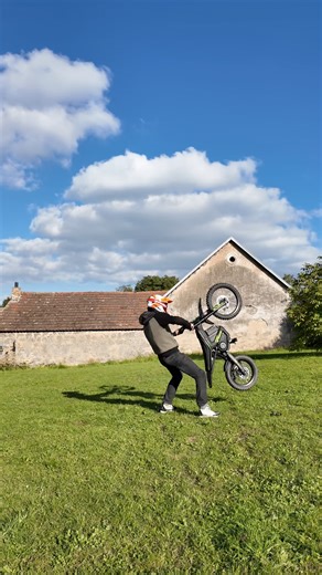 Power under control – literally. 📱 With the app, you can precisely adjust the power, acceleration, and throttle response on your Rawrr Mantis Mini R – so both dad and junior can enjoy the ride. A multi-generational e-pitbike that combines performance, safety, and smart technology ⚡ 👉 More at els-moto.com/enduro-e-motorcycles/ #rawrr #mantisminiR #elsmoto #epitbike #smartbike #rideelectric #electricenduro #familyfun #enduro | ELS MOTO Europe