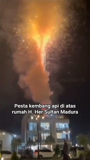 Pesta kembang api di atas rumah H. Her Sultan Madura
