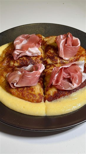 Cookin' con el Sabi on Instagram: "#F FRICO 🧀🥔 ✨ Bienvenidos a CLICHÉ A LA CARBONARA, el viaje por la gastronomía italiana de la A a la Z… sin pasta ni pizza. Hoy nos vamos al extremo noreste, donde las montañas se confunden con Austria y el queso se funde con las patatas: el mítico FRICO friulano. Un plato que nació pobre, en las cocinas donde nada se tiraba y terminó rico… en sabor, en grasa, y en orgullo. 📝 Ingredientes • 700 g de patatas • 300 g de queso Montasio (jov