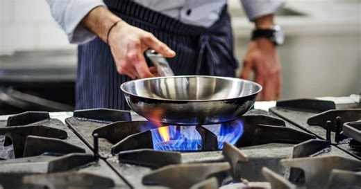 Cuisson avec une poêle en inox : le chef Simone Zanoni donne des astuces pour ne pas que les aliments attachent !