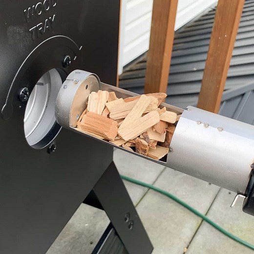 How to Use Wood Chips in an Electric Smoker: Step by Step | Mad Backyard