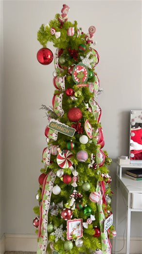 Grinchmas Room Reveal 🎅🏽🎄💚#grinchmas #grinchtree #christmasdecor #roomdecor #holidayspirit