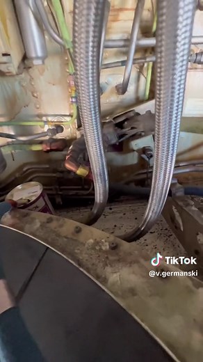 Boeing 737-800 Hydraulic Reservoir Servicing Guide