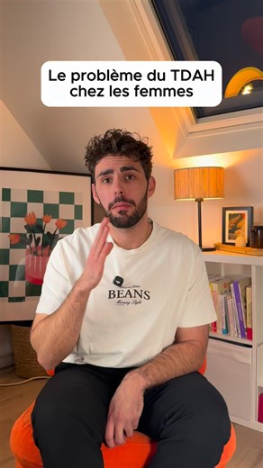 Baptiste 🧠 Psychologue & neuropsychologue on Instagram: "Les femmes avec un TDAH sont diagnostiquées en moyenne 5 ANS plus tard que les hommes. Pourquoi ? Parce que le TDAH féminin ne ressemble pas à ce qu’on attend. Moins d’hyperactivité visible. Plus de : → Rêverie → Anxiété → Perfectionnisme → Épuisement chronique Les filles apprennent très tôt à MASQUER leurs difficultés pour correspondre aux attentes sociales. Résultat ? Elles arrivent en consultation à 30, 40 ans… épuisées, après des anné