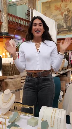 The fabulous @mollyolivialondon 💫 She’ll be back with her incredible collection in both OXFORD 15th & CHELSEA 19th NOVEMBER! Come and see her then! 🎁 🎄 by Beautiful Brands 📍 University of Oxford, Examination Schools 🗓️ Saturday 15th November 🕚 10am - 4pm 🌟 60 beautiful brands 🎄 by Beautiful Brands 📍Chelsea Old Town Hall 🗓️ Wednesday 19th November 🕚 10am - 7pm 🌟 60 beautiful brands #chelseapopup #shoppingpopup #oxfordchristmasfair #christmasfair #christmasinchelsea #shoppingpopup #bes