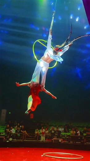 Two outstanding acrobats performed a wonderful show for the audience on stage🥳
