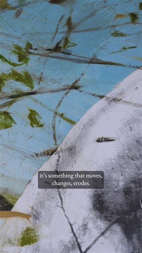 Les paysages suspendus entre rêve et réalité d'Eva Nielsen ☁️ Pour la 25e édition du prix Marcel Duchamp, la finaliste, connue pour ses peintures hybrides et son usage de la sérigraphie, propose une vaste installation inédite, « Rift », qui condense l'ensemble de ses recherches. Au-delà des deux grands formats accrochés sur les cimaises, la plasticienne matérialise l’idée de « sédimentation », de couches et de profondeur à l’aide de structures métalliques où sont suspendus ses petits formats, « 