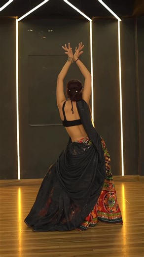 Kashifaaa on Instagram: "Shimmy time🥰✨ #belly #bellydance #dance #dancer #navrati #navratispecial #waist #instagood #trending #like #love #kashifaaaa"