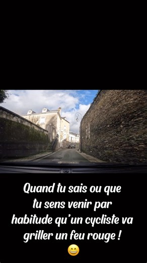 Le panneau M12 n’autorise qu’à tourner à droite ici..! 🤷🏽‍♂️ #velocity #respect #sécurité #feu