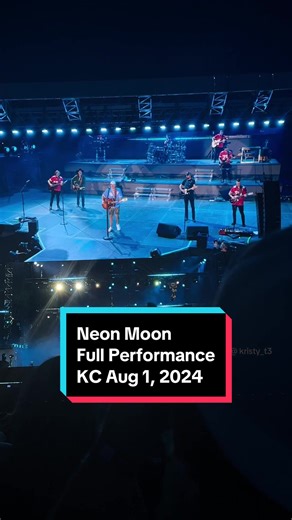 Neon Moon Live Performance in Kansas City