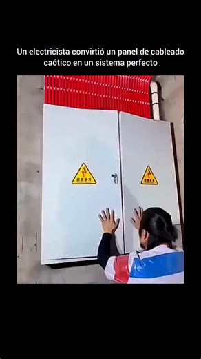 VidaDiaria on Instagram: "Un armario eléctrico enredado se reconstruyó por completo en un panel de control limpio y organizado. Cada cable se cortó a la longitud correcta, se pasó por conductos de cables y se codificó por colores para una identificación instantánea. Los interruptores, terminales y conexiones se alinearon con precisión para mejorar la seguridad, el flujo de aire y el rastreo de fallas. Este tipo de cableado profesional reduce el riesgo de incendio, previene errores y hace que el 