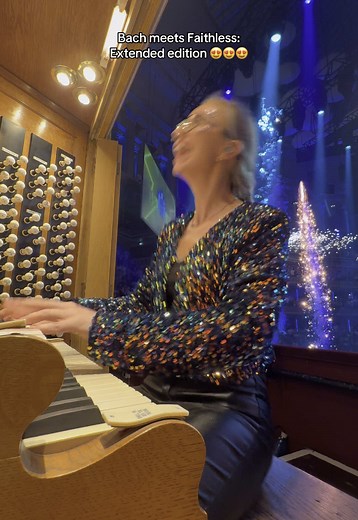 Ok I cut out a bit in the middle because it’s just me counting 40 bars rest 😂😂😂😂 but this is the longer video from @Ministry of Sound Classical @Royal Albert Hall @RG Live - with the COOLEST lights at the end #organ #organtok #pipeorgan #organist #musician #ministryofsound #ministryofsoundclassical #royalalberthall #bach #faithless #insomnia #mashup