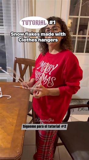 Xiomara Gris on Instagram: "Tutorial #1 making snow flakes using clothes hangers. #followme and stay tuned for part #2 share it for others to see it and learn👌🏼#crafting #snowflakes #christmasdecor #decoracionesnavideñas #coposdenieve #followersreels #destacar"