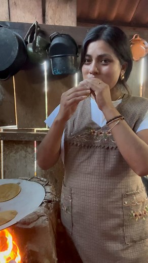 #Noltiiii Hoy preparamos #uajkilitl con chile canario y cebollita, que ricos! 😋 #sierranegra #puebla | Ruby Coello