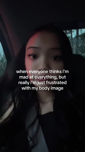 𝑘 (@ilovephoandthaitea)’s video of body dysphoria