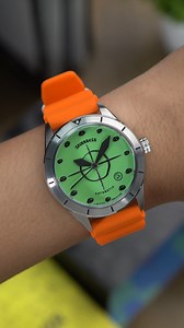 Desain jam ini terinspirasi alarm clock milik SpongeBob! Minwatch kasih lihat betapa kerennya Spinnaker Cahill SP-5142-01 x SpongeBob SquarePants Limited Edition. Dial full lume dengan gambar setir kapal bajak laut di tengahnya. Dial hijau itu kontras dengan brushed unidirectional bezel dan rubber strap warna oranye. Performanya ditenagai Seiko automatic movement NH35 dengan rotor bergambar warga Bikini Bottom. Cadangan daya mencapai 41 jam. Cahill berdiameter 43 mm dan ketebalan 15 mm serta tah