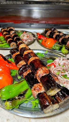 🔥Tadı Damağınızda Kalacak Patlıcan Kebabımızı Yerken Parmaklarınıza Dikkat Etmeyi Unutmayın😉😋-#food #lezzet #yemek #kebap #kebab #patlıcan #patlıcankebabı #istanbul #agababadoner | Ağababa Döner