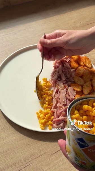 Салат «Писанка». Простий, смачний та водночас ефектний салатик). Якщо ще й маєте овольну тарілку, або блюдо у вигляді яйця, – то буде ще красивіше виглядати на вашому Великодньому столі👌🏻 🥒огірок, 🍗копчена курятина, 🌽кукурудза, 🥕морква по-корейськи, 🥖сухарики, 🥄майонез. Огірок та курятину порізати смужками. А далі все просто. Викладати салат полосами, як на відео. Кожну полосу виділити смужками майонезу. Перемішувати на столі, безпосередньо перед подачею. Все для салатика, ще й за ціноти