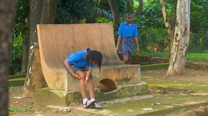 Un père décédé reviens comme un fantôme pour veiller sa vie des difficultés de vie | Creative TV