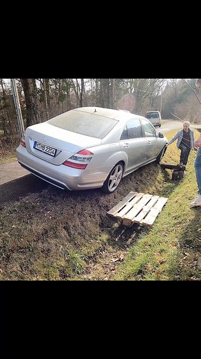 #Mercedes #mechanic #stuck #ditch #diesel | Marius RBE