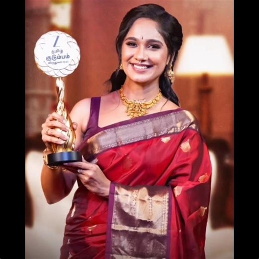 Tejaswini Gowda Received Award in Zee Tamil Awards Show