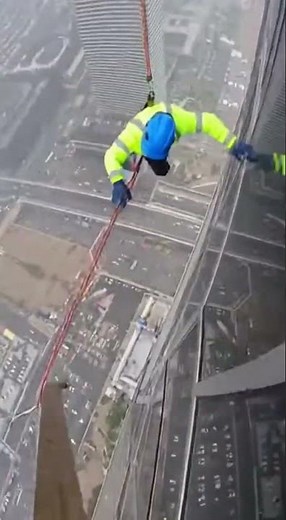 Structural Breakdown of Scaffolding Highlights Critical Safety Violations