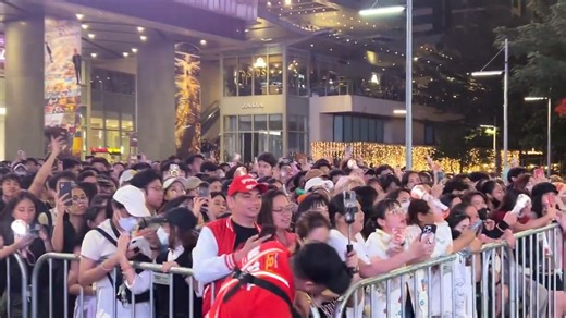 WATCH: Reveluvs are chanting Red Velvet as they are about to hit the stage! Seulgi, Irene and Wendy are expected to perform and will lead the countdown to 2024 at Bonifacio Global City. | via MJ Felipe, ABS-CBN News | ABS-CBN News