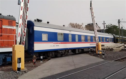 WX25K998946随K2275次车底由郑局乡段DF7C5214牵引加速通过新乡客整所道口准备进新乡站