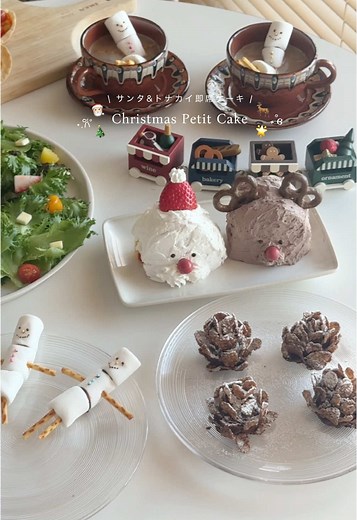 ˗ˏˋクリスマスに作りたい🎅🏻サンタとトナカイの即席ケーキ🍰ˎˊ˗ 簡単に可愛く クリスマス気分が味わえるケーキ🍰 レシピと言えるほどじゃないかもだけど 作り方も置いておきます👇 ⬛︎材料 ・北海道チーズ蒸しケーキ ・ホイップクリーム プレーン ・ホイップクリーム チョコ ・いちご 5個くらい ・カラフルチョコ (マーブルチョコ)赤 ・プレッツェル ・チョコレート 少量 ←チョコペンでも🆗 ⬛︎レシピ ①蒸しケーキを半分に切る ②それぞれを2枚にスライス ③クリームと好きな具材(今回はイチゴ🍓)を挟む ④周りにホイップを塗る プレーンとチョコ1つずつ ⑤プレッツェルをトナカイの耳にする ⑥ホイップ👉イチゴ👉ホイップの順にのせてサンタ帽にする ⑦サンタの髭を描く ⑧両方に鼻の赤いチョコを乗せる ⑨溶かしたチョコを爪楊枝ですくって目を描く(チョコペンでも🆗) 調理不要で簡単にできるので ぜひ作ってみてください✍🏻ˎˊ˗ _________________________________ #おうちカフェ#お家カフェ#お菓子作り#手作りお菓子#手作りスイーツ#おうちカフェ