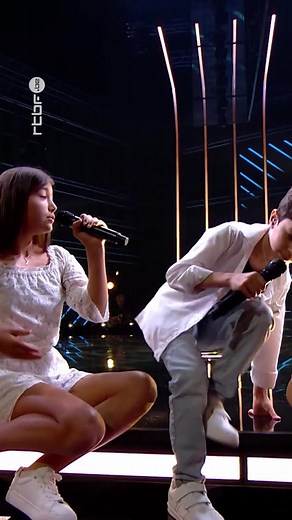 Moment fort dans l'équipe de Matthew Irons ! Romane, Charline et Liam interprètent « L’Effet de Masse » de Maëlle, une chanson coup-de-poing, un sujet difficile, et un trio d’une sincérité rare