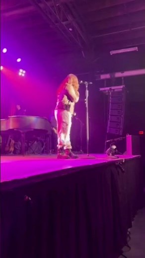 Jo Dee Messina FaceTimes Trisha Yearwood During Show & Crowd Sings "She's In Love with the Boy"