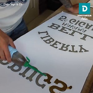 Cette enseigne traditionnelle en verre est ornée de feuilles d'or ! | Demotivateur Atelier