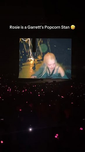 It’s confirmed: @roses_are_rosie is a Garrett girl 😍🤝 #garrettpopcorn #gourmetpopcorn #chicagofood #rosie #rose #blackpink | Garrett Popcorn Shops