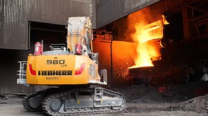 Backes opts for the R 980 SME Our customer Backes uses the R 980 SME to transport the slag produced during the manufacture of cast iron and steel. 💪 80% of the steel used to manufacture this R 980 SME comes from the steelworks where the machine works! Robust and flexible, the R 980 SME impresses with its ease of use, productivity as well as comfort. Our customer also appreciates the quality and reliability of our after-sales service. Would you like to see our machine in action? Click on the vid