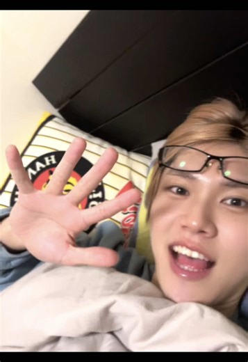 マジョマジョのまつげ美容液を日々塗っているのですが、まつ毛が本当にフサフサになって来て、このままでは森になってしまいます。でもそれで地球温暖化を食い止められるなら僕は森にでも山にでもなります。あの、壮きっかけでフォローしてくれた皆さんは、概要欄の長さにさぞ恐れていることでしょう。通常運転なのであまり気にしないでください。さて、なぜこんな投稿を突然上げたかというと、日々が忙しすぎて編集する時間がないため、こんな低クオリティな動画を出さざるを得ません。また、ツアーの大阪編の動画を編集してみたのですが、全然喋れてなくておもしろくならなかったので、お蔵入りになってしまったからです。申し訳ありません、トーク力が売りなのに。かわりにはならないと思いますが、これで我慢してください。大阪来てくれたみんなの脳裏にはきっとあの日のライブが焼き付いてると思うので、それを噛み締めててください。大阪のみんなとの秘密が増えたということです。そして、皆さん。この動画を観てぼくが本当に気づいてほしいのは、まつ毛が森になりつつあることでもなく、下の歯がトウモロコシばりに小さいことでもなく、メガネの度数がキツすぎてデコが