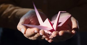 Desdobla la elaborada historia y simbolismo de la grulla de origami