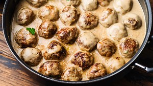 Today we're making delicious Swedish Meatballs in a creamy gravy. These are easy to make and just perfect to make on a cold weekend! Recipe in comments⬇ | Sip and Feast